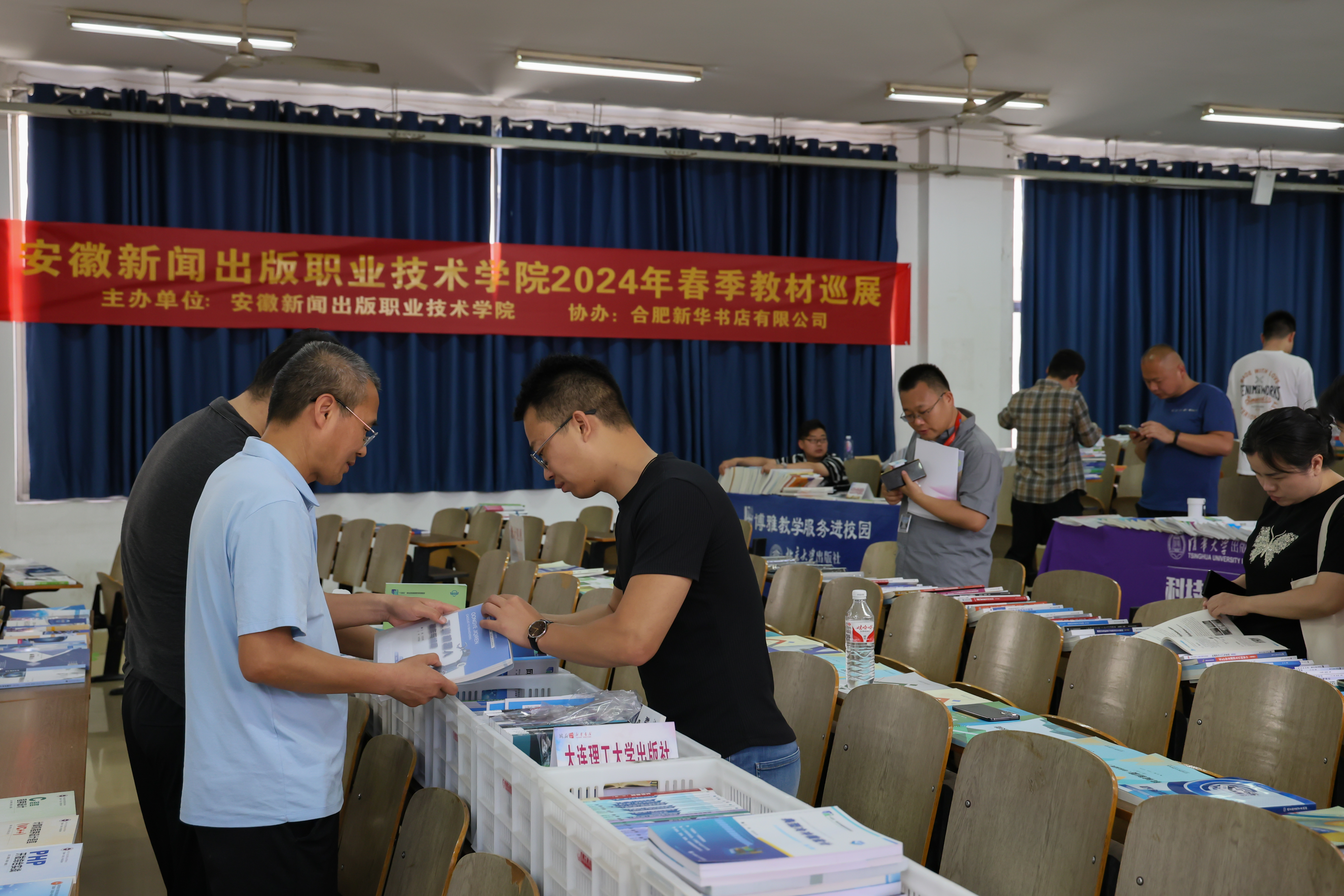 学院举办首届“教材巡展”活动1.jpg